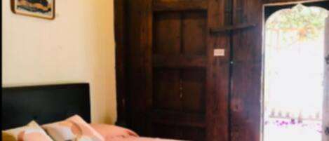 1 bedroom, desk, free WiFi, bed sheets