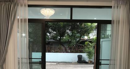 Newly Townhouse in Huai Khwang W/ 4 King Beds