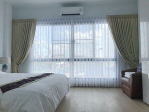 4 bedrooms, desk, iron/ironing board, travel crib