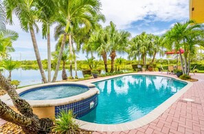 Piscina all'aperto, una piscina riscaldata