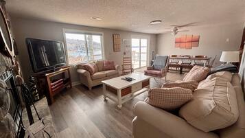Smart TV, fireplace, stereo