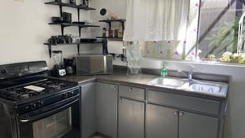 Een koelkast, een magnetron, een oven, een kookplaat