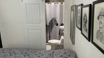 Een strijkplank/strijkijzer, gratis wifi, beddengoed