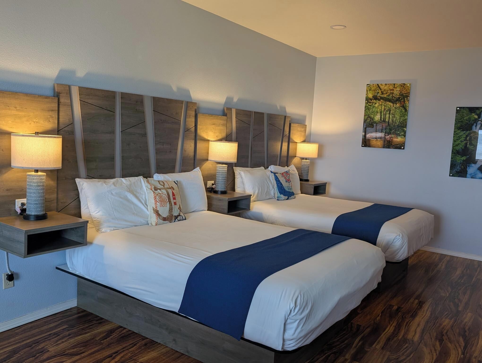 Habitación doble, 2 camas de matrimonio, patio, vistas al canal | Tabla de planchar con plancha, wifi gratis, ropa de cama