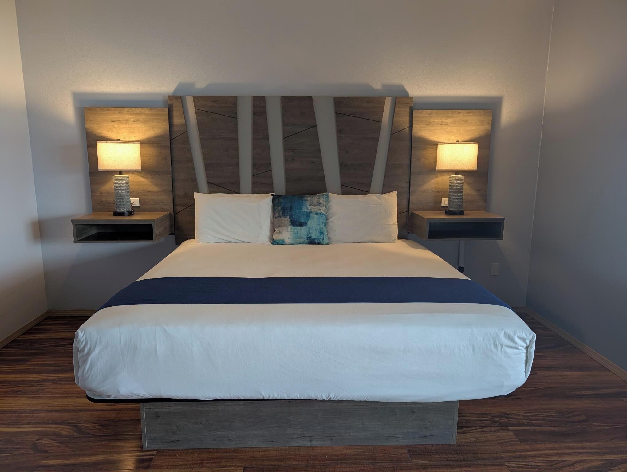 Habitación individual estándar, 1 cama de matrimonio grande | Tabla de planchar con plancha, wifi gratis, ropa de cama