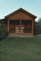 Comfort-Ferienhütte, 2 Schlafzimmer, Küche, Kanalblick | Terrasse/Patio