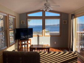 Comfort-Ferienhütte, 1 Queen-Bett und Schlafsofa, Nichtraucher, Kanalblick | Wohnbereich | 50-Zoll-LED-Fernseher mit Digitalempfang, Fernseher