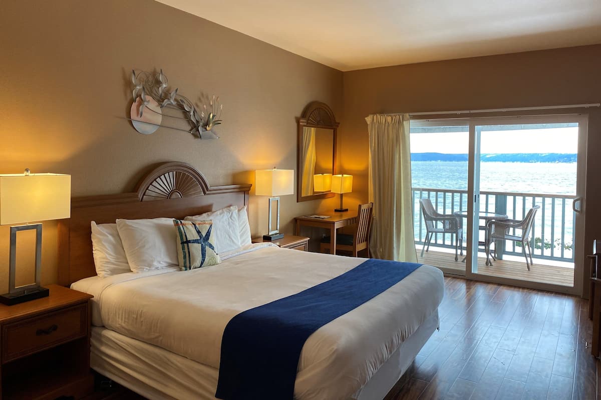 Standard Single Room, 1 King Bed | 2 bedrooms, iron/ironing board, free WiFi, bed sheets