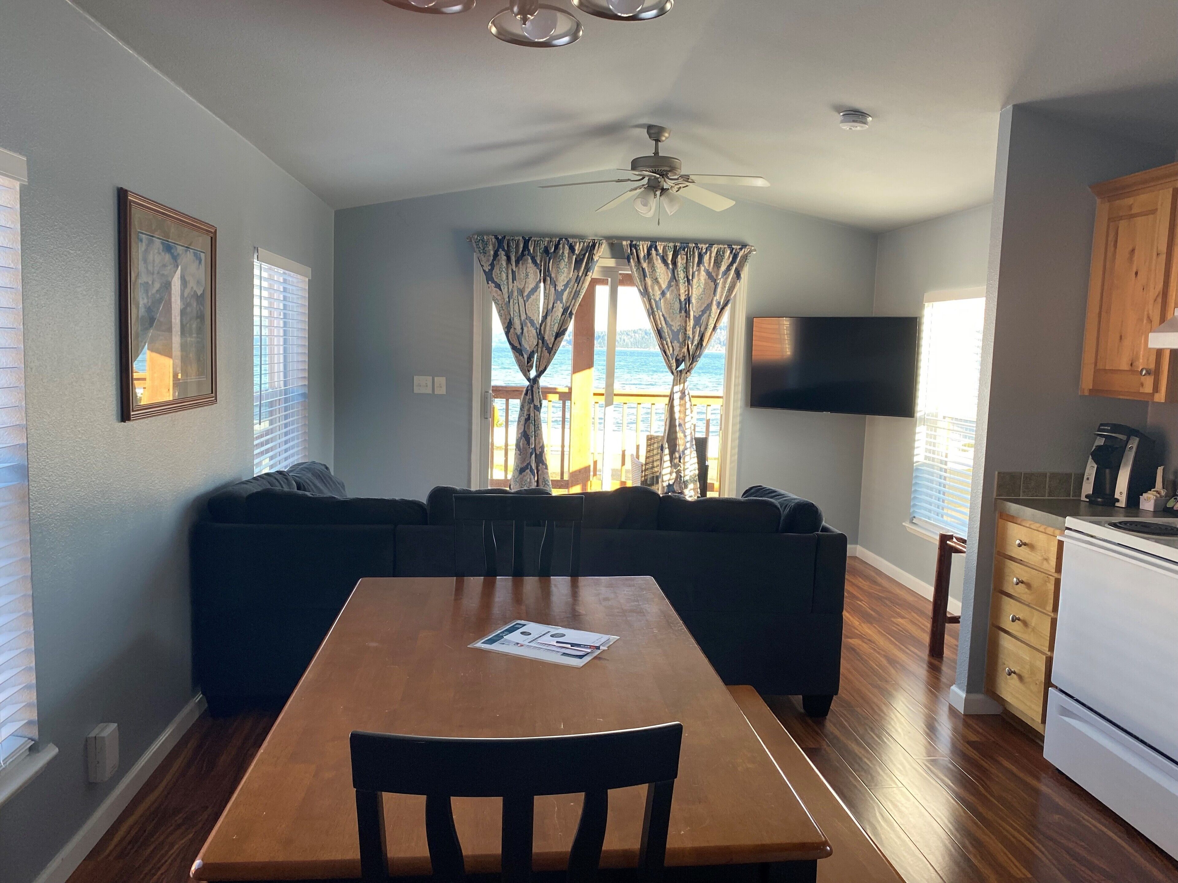 Comfort Cabin, 2 Bedrooms, Kitchen, Canal View | Living area