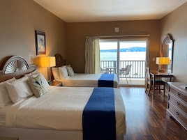 Habitación doble, 2 camas dobles, balcón, vistas al canal | Tabla de planchar con plancha, wifi gratis, ropa de cama