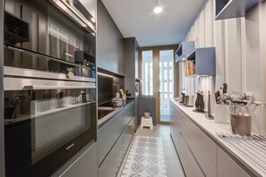 Family Apartment, Multiple Bedrooms, 2 Bathrooms (Dandy House Few Min From Lake) | Private kitchen | Fridge, microwave, oven, stovetop - Dandy House Few Min From Lake (Lugano)