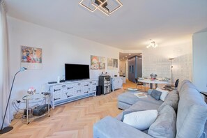 Familie appartement, meerdere slaapkamers, 2 badkamers (Dandy House Few Min From Lake) | Woonruimte | Een 21-inch flatscreentelevisie met kabelzenders en een stereo