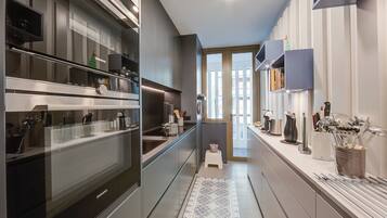 Family Apartment, 2 Bedrooms, 2 Bathrooms (Dandy House Few Min From Lake) | Private kitchen | Fridge, microwave, oven, stovetop