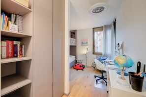 Familieleilighet, flere soverom, 2 bad (Dandy House Few Min From Lake) | 2 soverom, skrivebord for bærbar PC og strykejern/-brett
