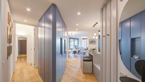 A modern interior with a wooden floor, a kitchen area, and a seating space. - Dandy House Few Min From Lake (Lugano)