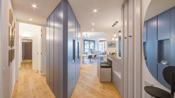 Family Apartment, 2 Bedrooms, 2 Bathrooms (Dandy House Few Min From Lake) | Lobby