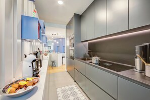 Family Apartment, Multiple Bedrooms, 2 Bathrooms (Dandy House Few Min From Lake) | Private kitchen | Fridge, microwave, oven, stovetop - Dandy House Few Min From Lake (Lugano)