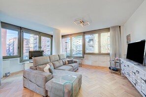 Familie appartement, meerdere slaapkamers, 2 badkamers (Dandy House Few Min From Lake) | Woonruimte | Een 21-inch flatscreentelevisie met kabelzenders en een stereo