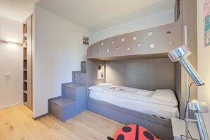 Familie appartement, meerdere slaapkamers, 2 badkamers (Dandy House Few Min From Lake) | 2 slaapkamers, een laptopwerkplek, een strijkplank/strijkijzer