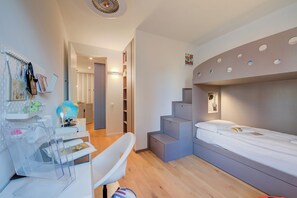 Apartamento família, vários quartos, 2 banheiros (Dandy House Few Min From Lake) | 2 quartos, espaço de trabalho para notebook