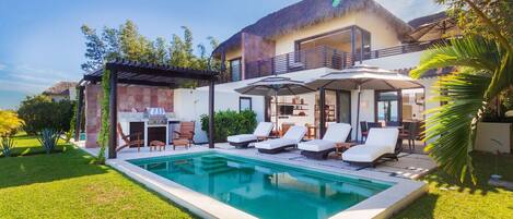 حمّام سباحة مُدفَّأ