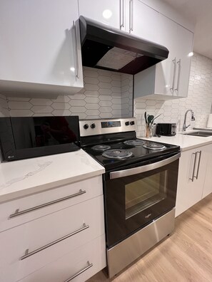 Réfrigérateur, micro-ondes, plaque de cuisson, lave-vaisselle