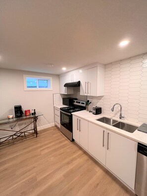 Fridge, microwave, stovetop, dishwasher