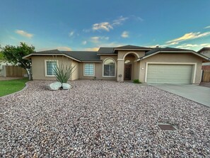 Exterior - Diving Pool, Family Friendly & Pet Friendly @Cozy Mesa home close to everything! (Mesa)