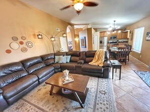Smart TV, fireplace, Netflix, streaming services - Diving Pool, Family Friendly & Pet Friendly @Cozy Mesa home close to everything! (Mesa)