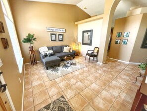 Smart TV, fireplace, Netflix, streaming services - Diving Pool, Family Friendly & Pet Friendly @Cozy Mesa home close to everything! (Mesa)