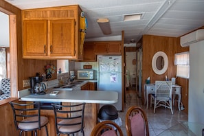 Een koelkast, een microgolfoven, een oven, een kookplaat