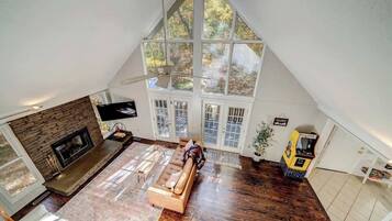 Fernseher, Kamin, Videospiele, Arbeitsbereiche