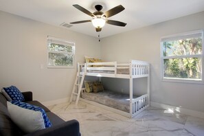 5 chambres, fer et planche à repasser, lit de bébé portatif