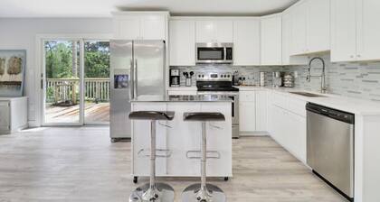 Estate escape with 2 houses, pool, Roger stadium, Beach, Alton, PGA and I-95