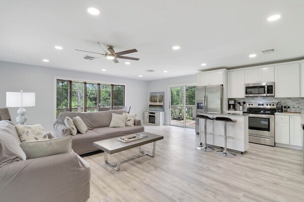 Smart TV, chimenea y libros 