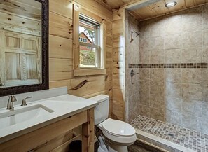 Douche, serviettes fournies, shampoing, papier toilette