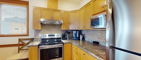 Frigorífico, microondas, horno y placa de cocina