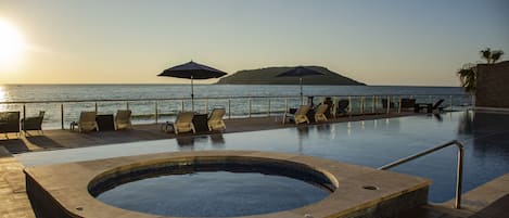 Piscina externa, funciona das 9h às 21h, guarda-sóis, espreguiçadeiras