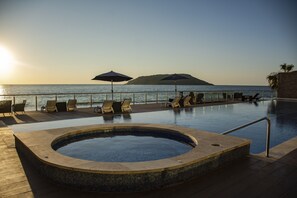 Außenpool, geöffnet von 09:00 Uhr bis 21:00 Uhr, Sonnenschirme