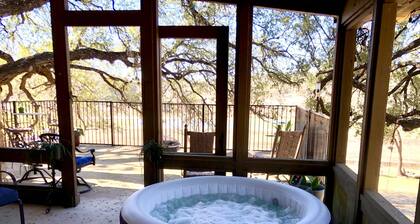 Beautiful River House-King Bed-Spacious Patio and Hot tub overlooking Lake