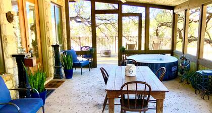 Beautiful River House-King Bed-Spacious Patio and Hot tub overlooking Lake