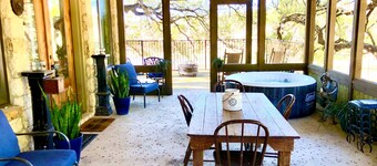 Beautiful River House-King Bed-Spacious Patio and Hot tub overlooking Lake