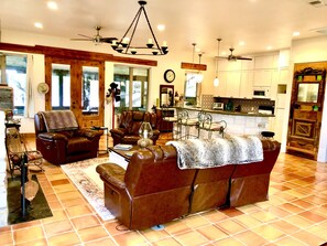 ثلاجة، ميكروويف، فرن، موقد طهي مسطح