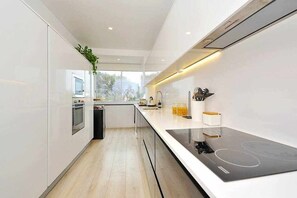 Frigorífico, microondas, horno y lavavajillas