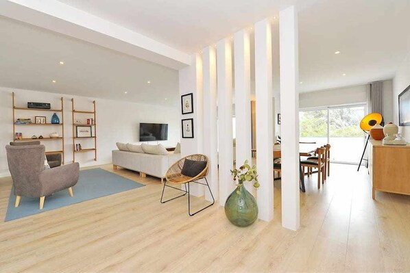 TV - Prestige Sunset Carcavelos Beach - Checkinhome (Carcavelos)