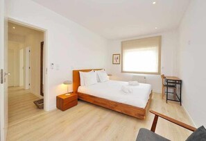 3 chambres, bureau, fer et planche à repasser, lit de bébé portatif