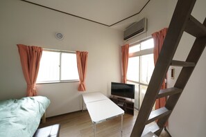 2 bedrooms, desk, bed sheets