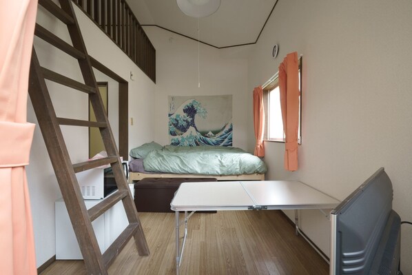 2 slaapkamers, een bureau, beddengoed