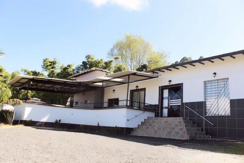 Beautiful Farm for 30 people jacuzzi , billar pool , ping pong