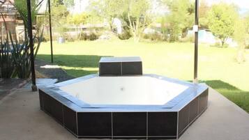 Tina de hidromasaje al aire libre
